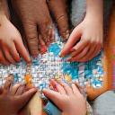 協力してパズルを完成させる手